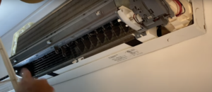 Climatiseur propre et bien entretenu, garantissant une meilleure qualité de l'air intérieur, une efficacité énergétique accrue et une durée de vie prolongée. Un nettoyage régulier élimine poussières, bactéries et moisissures pour un confort optimal.